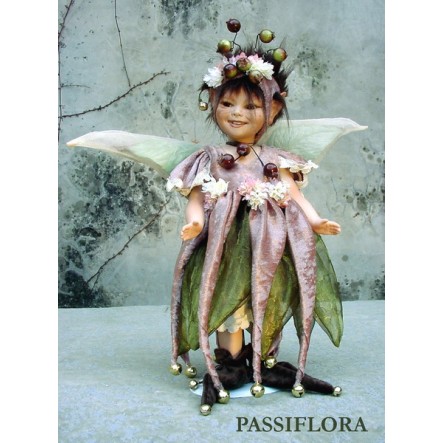 Fée Passiflora, Poupée fée en porcelaine de 34 cm