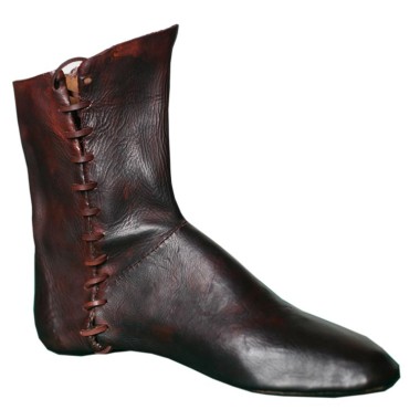 Les bottes médiévales faites à la main en cuir