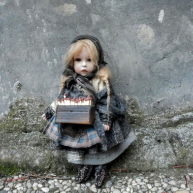 Poupée Porcelaine La Petite Fille aux allumettes